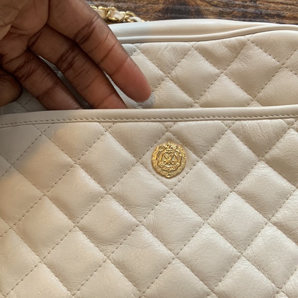 CREAM CROSSBODY PURSE W/ GOLD STRAP! - Picture 4 of 7